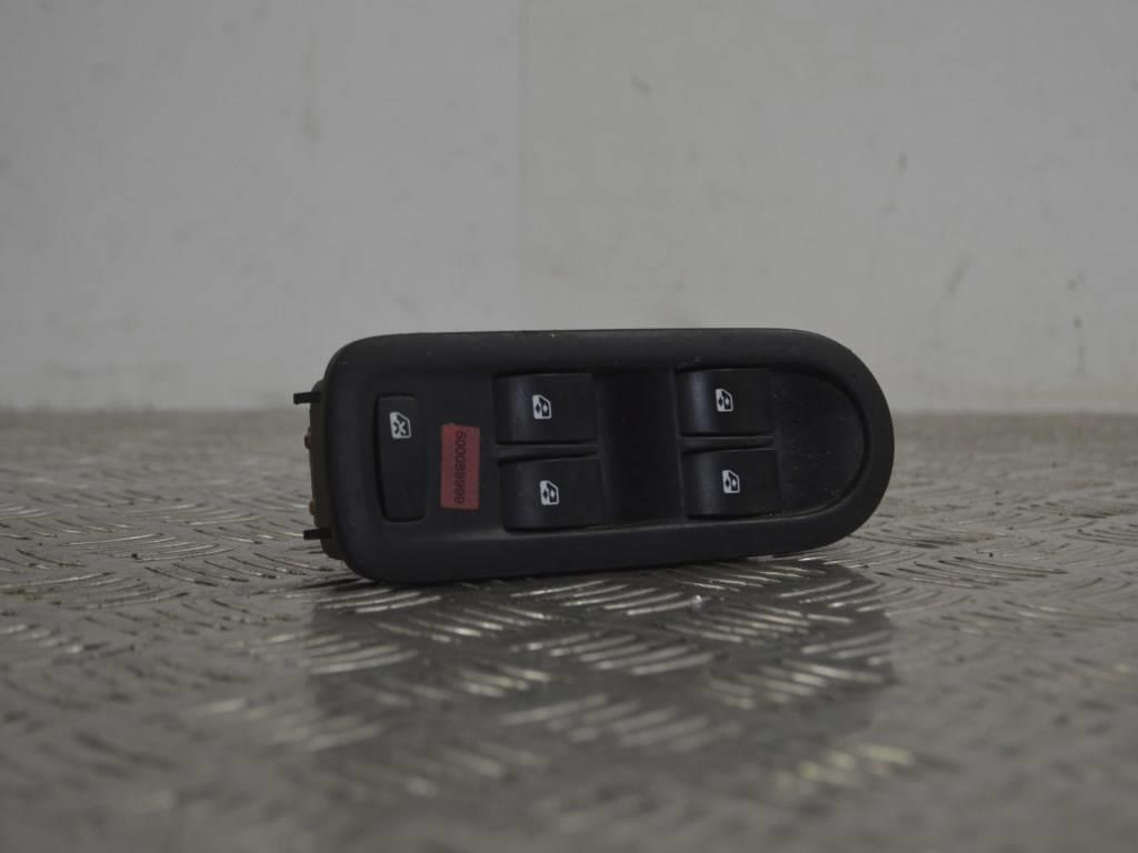 Блок управления стеклоподъемниками Renault Megane 2 (2002-2008) 8200025330