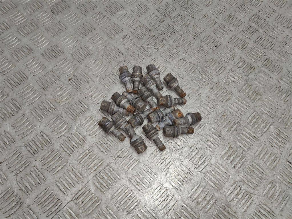 Болт колесный