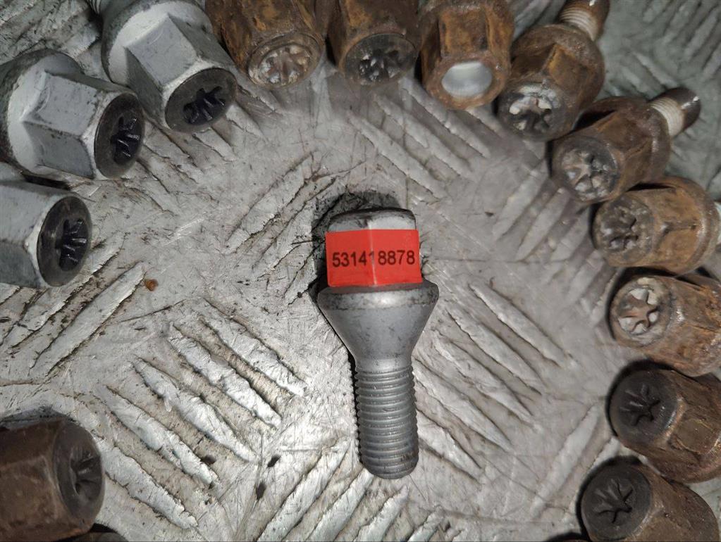 Болт колесный