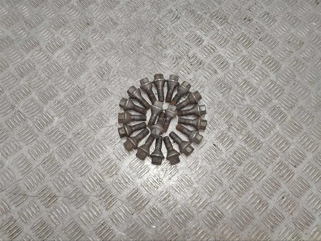 Болт колесный