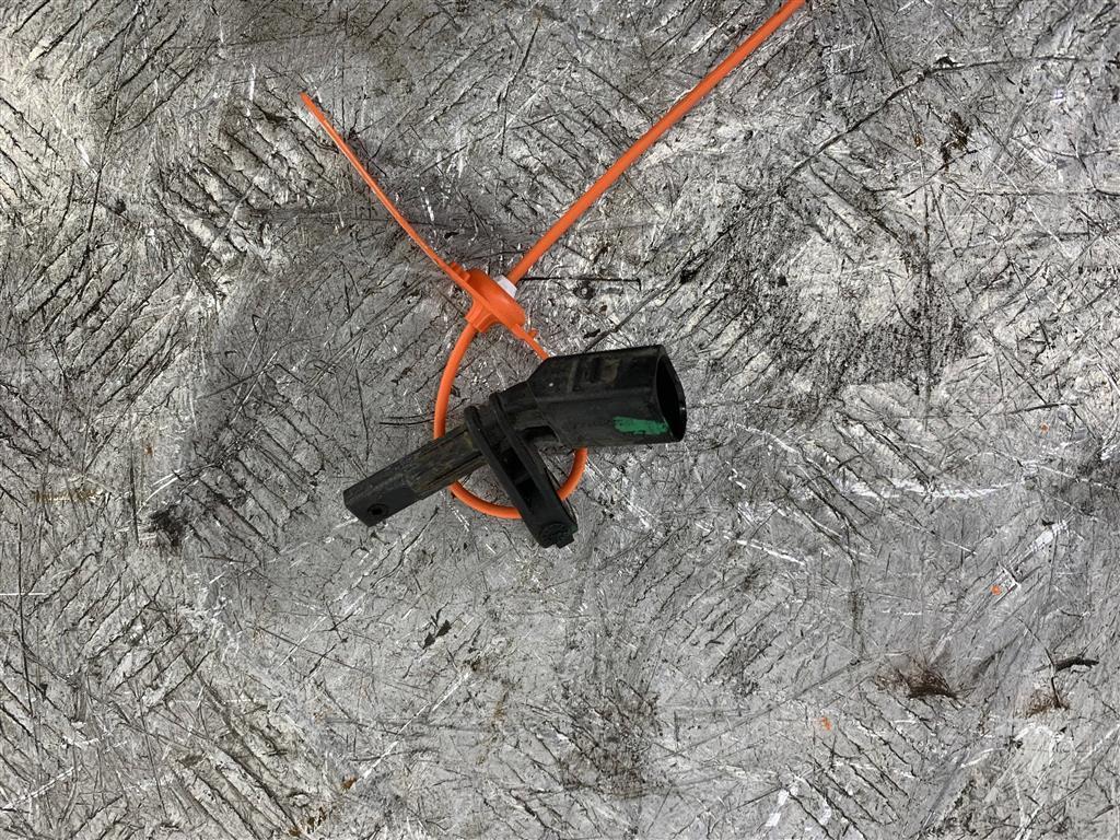 Датчик ABS передний