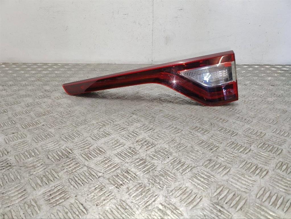 Фонарь крышки багажника правый