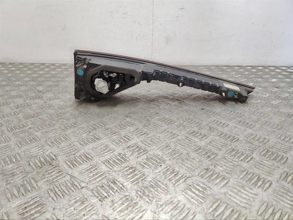 Фонарь крышки багажника правый