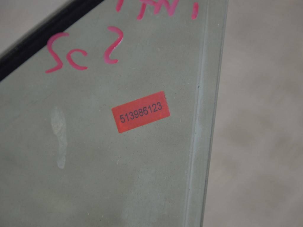 Форточка передняя левая