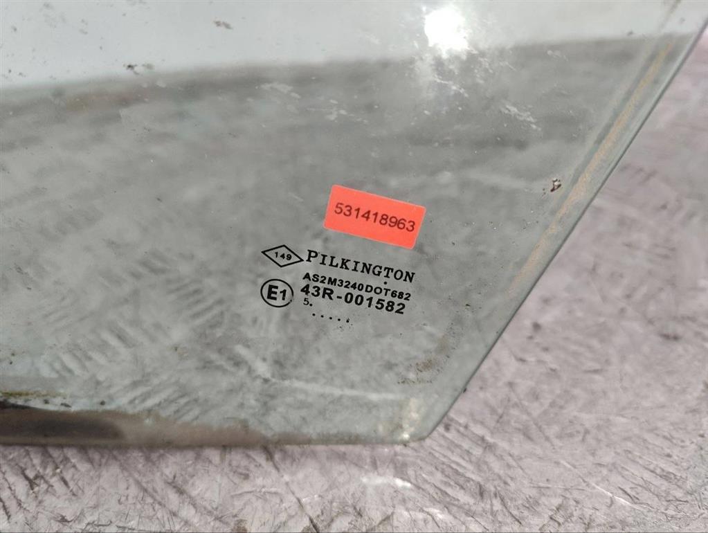 Форточка передняя левая