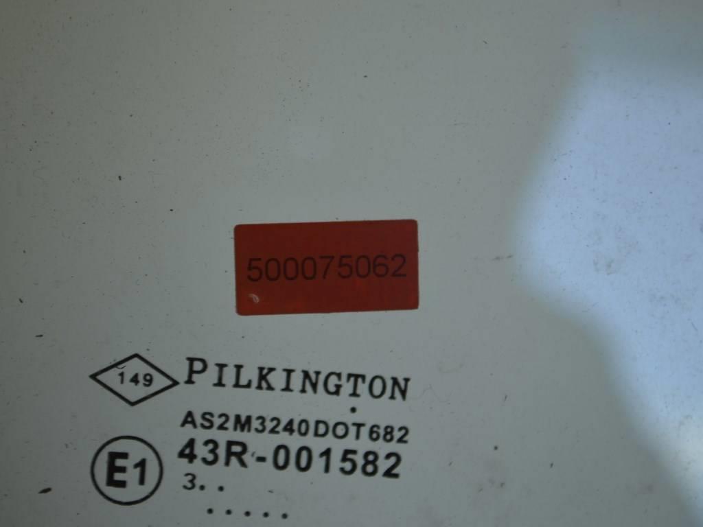 Форточка передняя правая