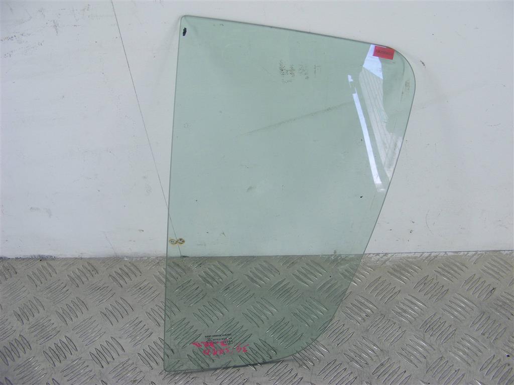 Форточка задняя левая