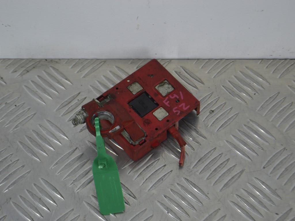 Клемма аккумулятора плюс