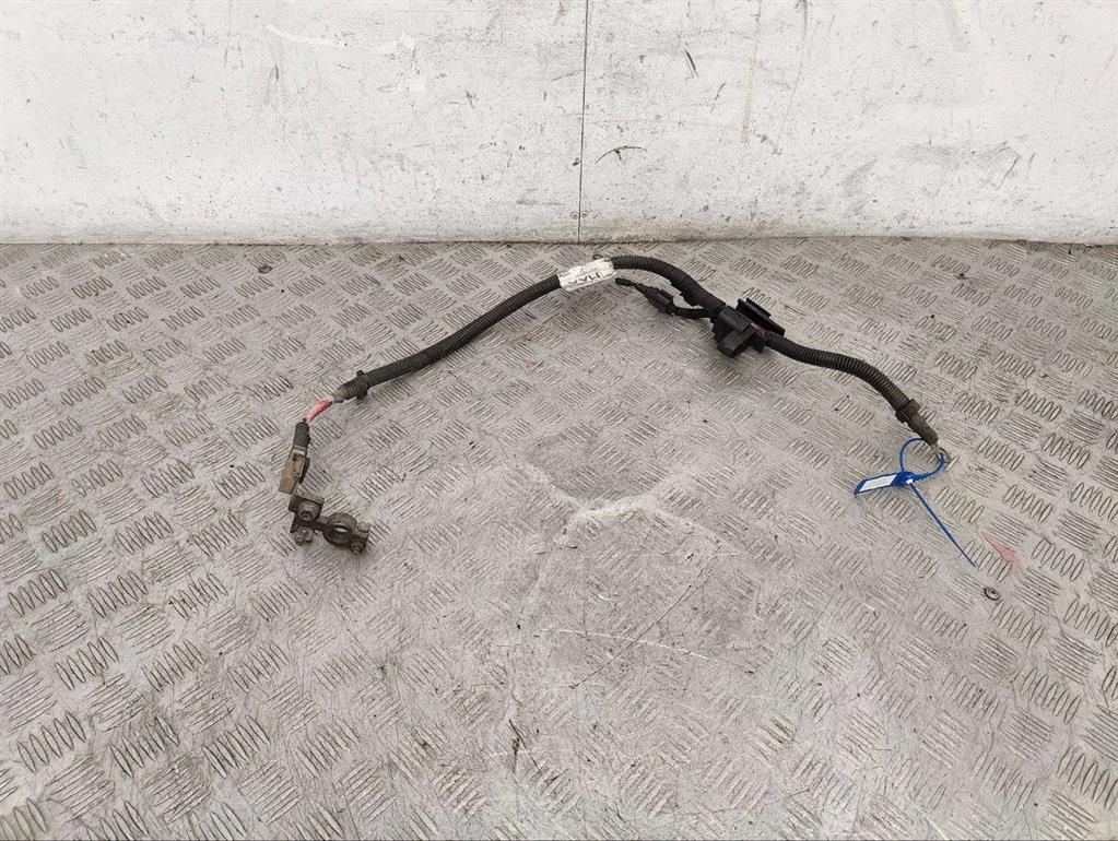 Клемма аккумулятора плюс