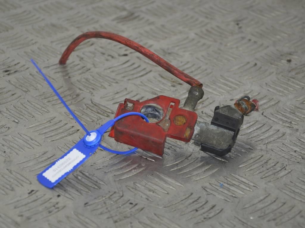 Клемма аккумулятора плюс