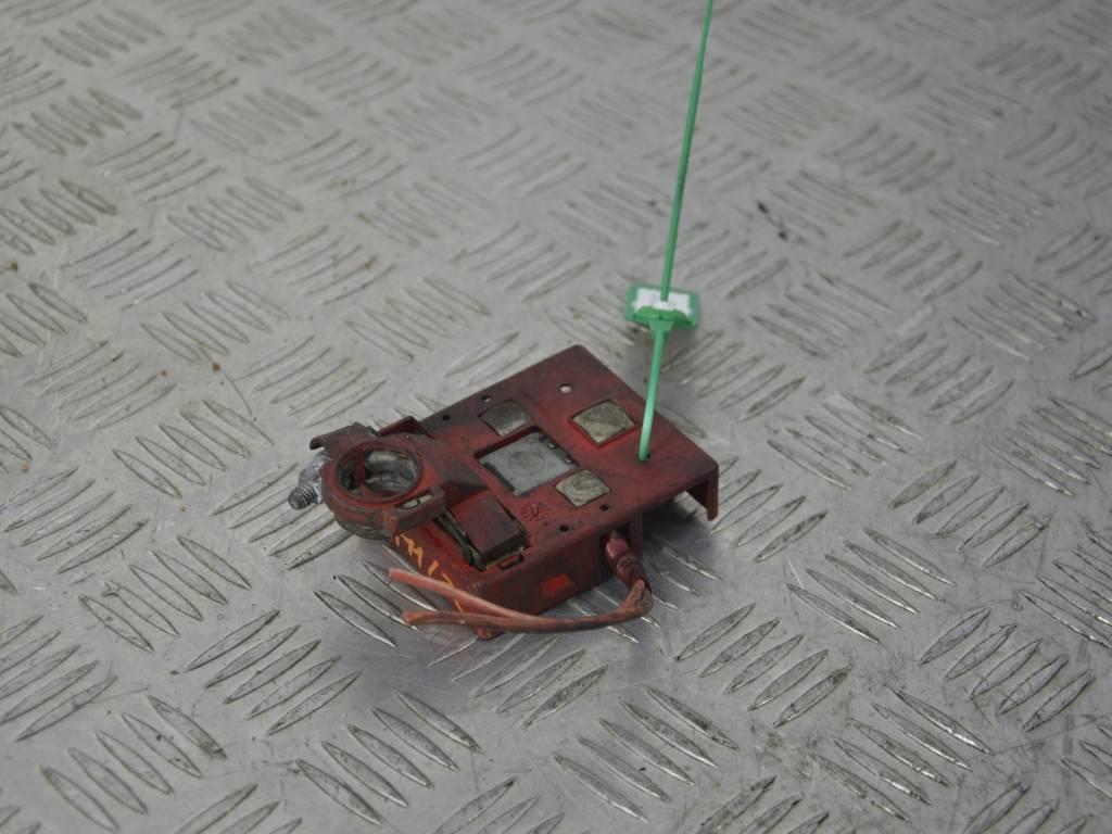 Клемма аккумулятора плюс