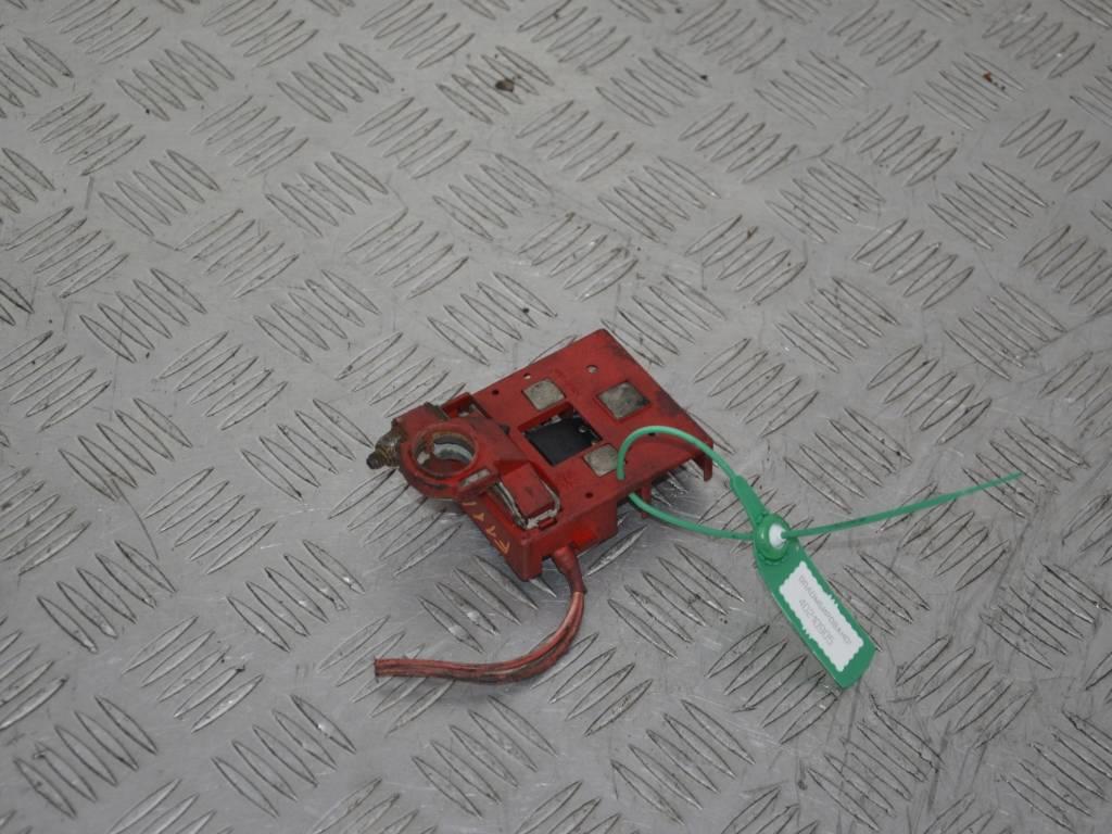 Клемма аккумулятора плюс