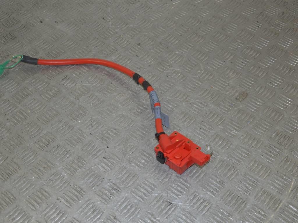 Клемма аккумулятора плюс