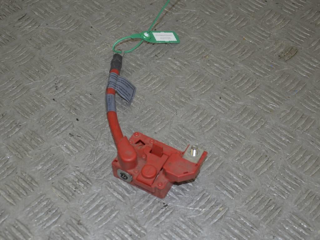 Клемма аккумулятора плюс