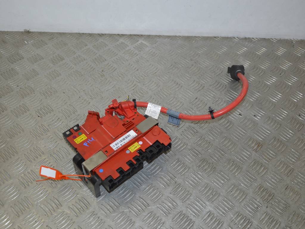 Клемма аккумулятора плюс