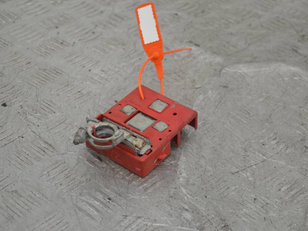 Клемма аккумулятора плюс