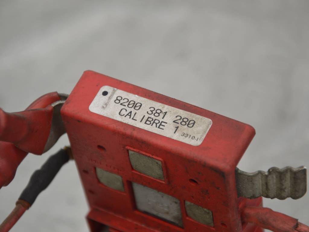 Клемма аккумулятора плюс