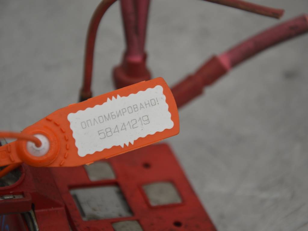 Клемма аккумулятора плюс