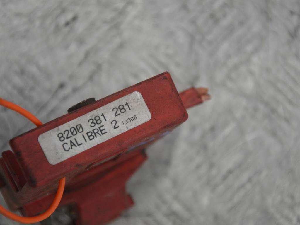 Клемма аккумулятора плюс