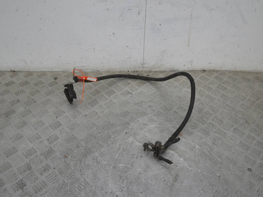 Клемма аккумулятора плюс