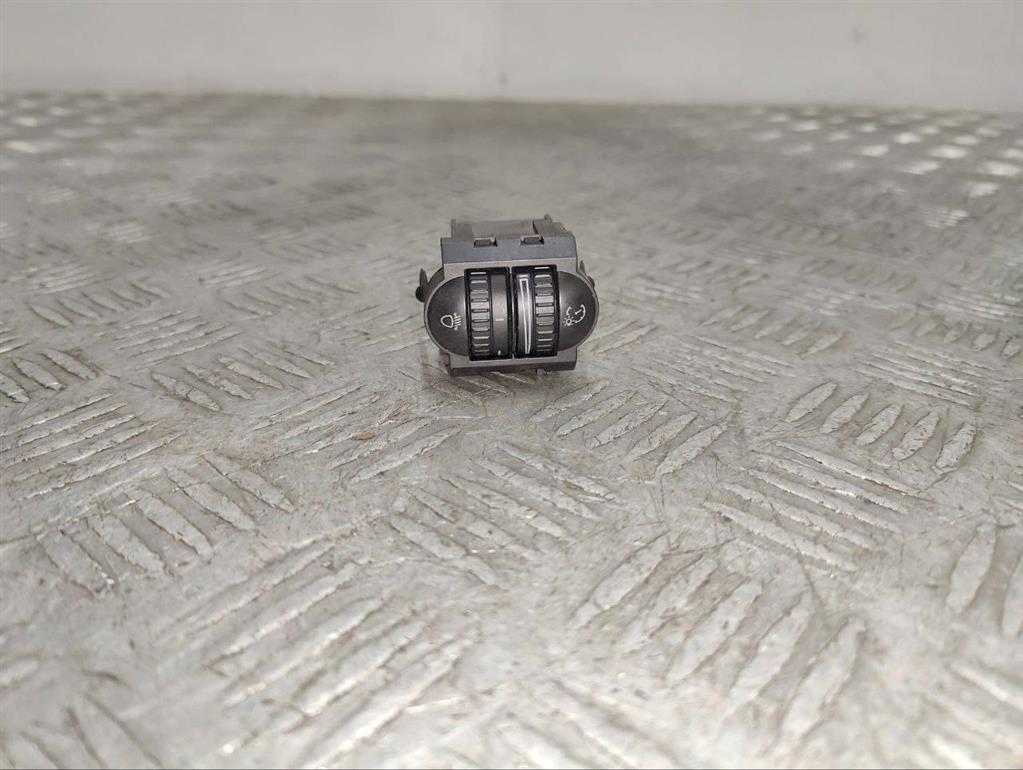 Кнопка корректора фар