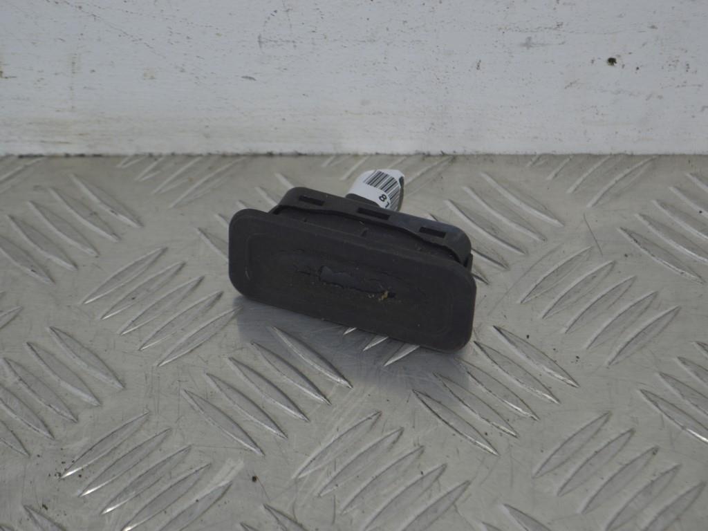 Кнопка открытия багажника Renault Laguna 3 (2007-2015) 8200076256