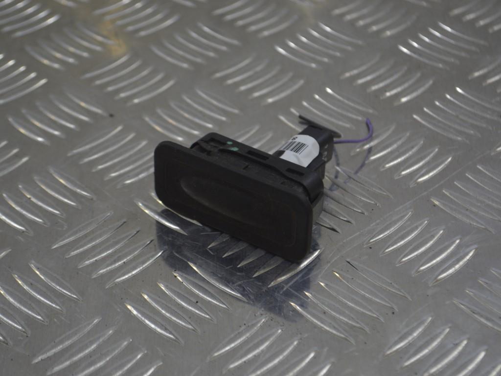 Кнопка открытия багажника