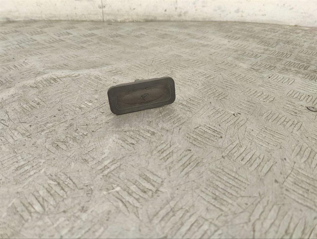 Кнопка открытия багажника