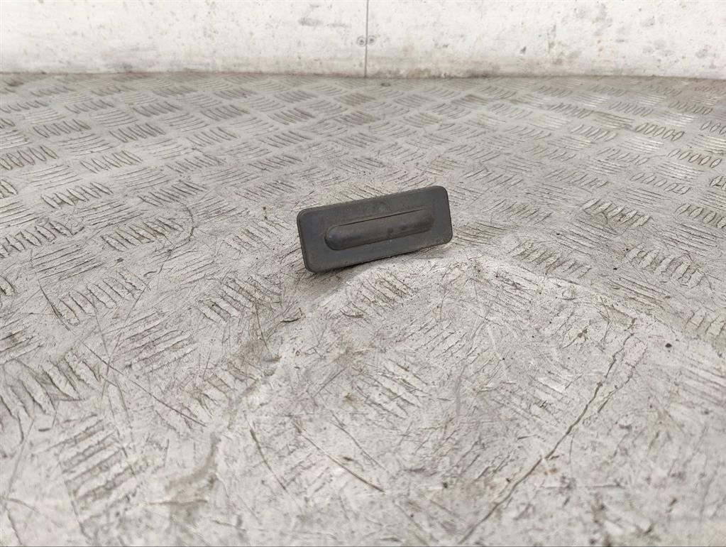 Кнопка открытия багажника