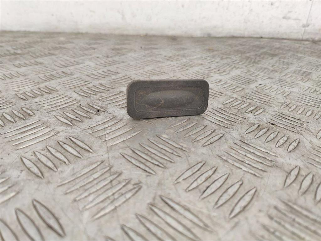 Кнопка открытия багажника