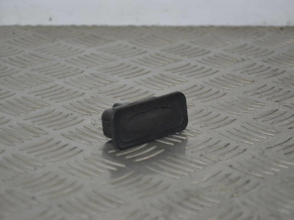 Кнопка открытия багажника