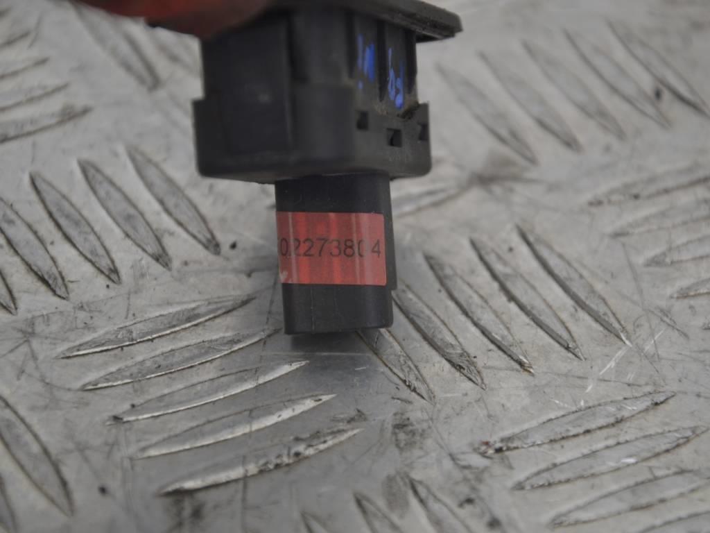 Кнопка открытия багажника