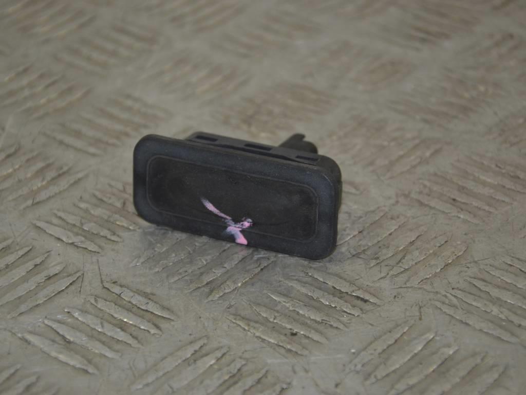 Кнопка открытия багажника