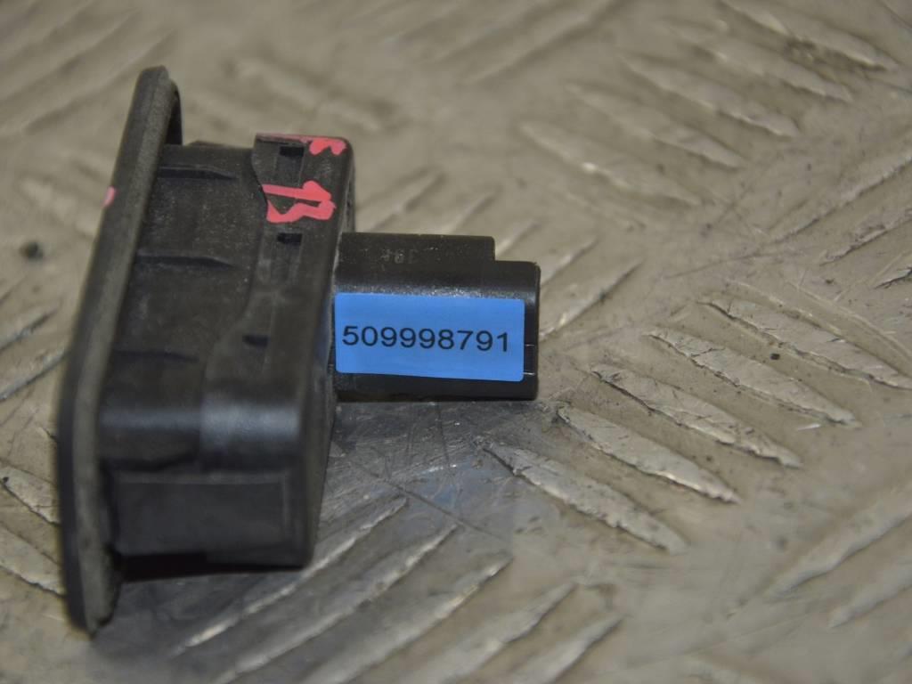 Кнопка открытия багажника