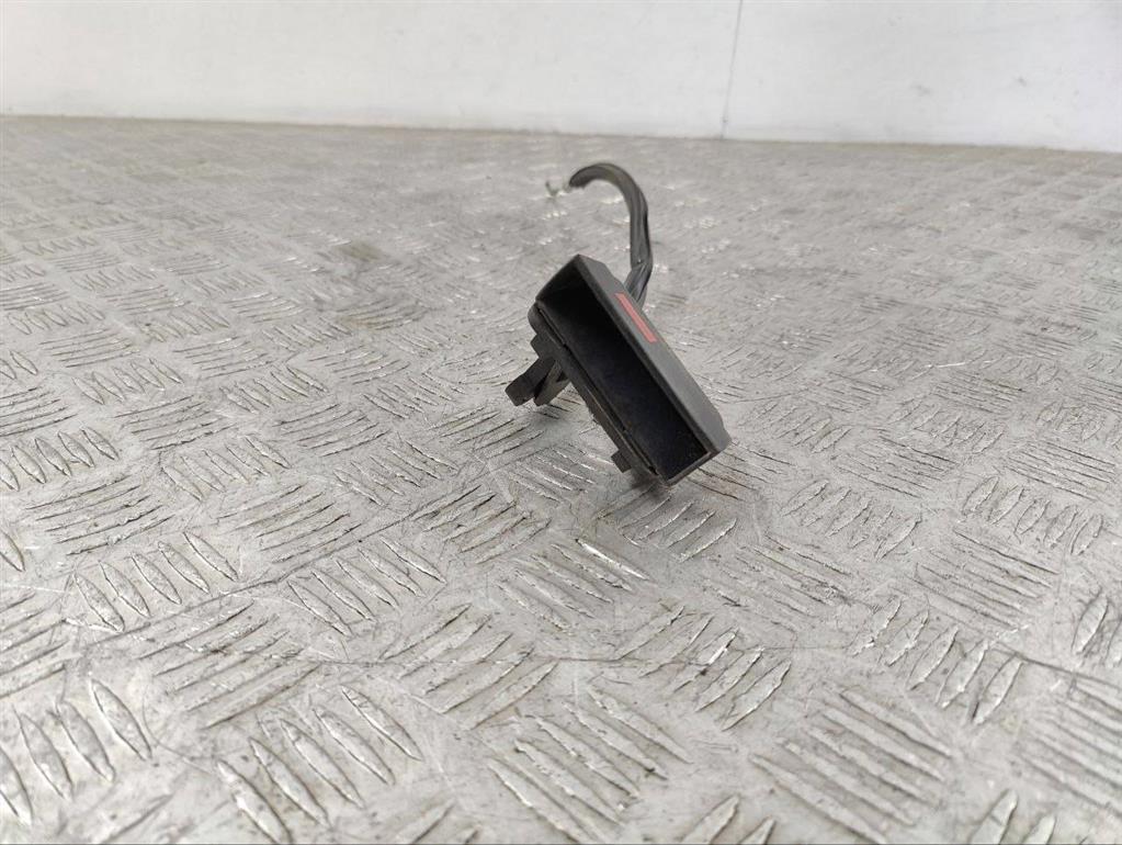 Кнопка открытия стекла багажника