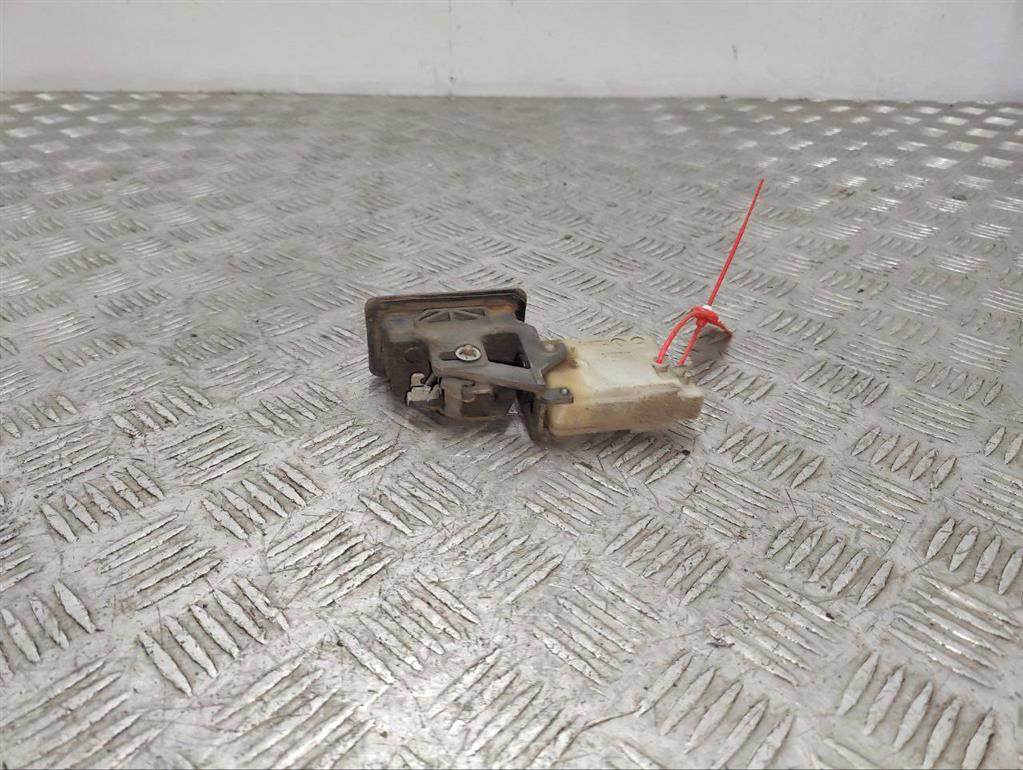 Кнопка открытия стекла багажника