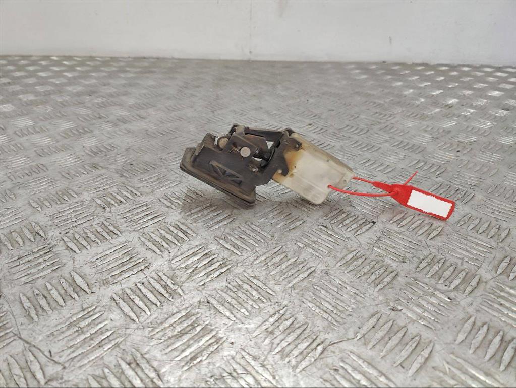 Кнопка открытия стекла багажника