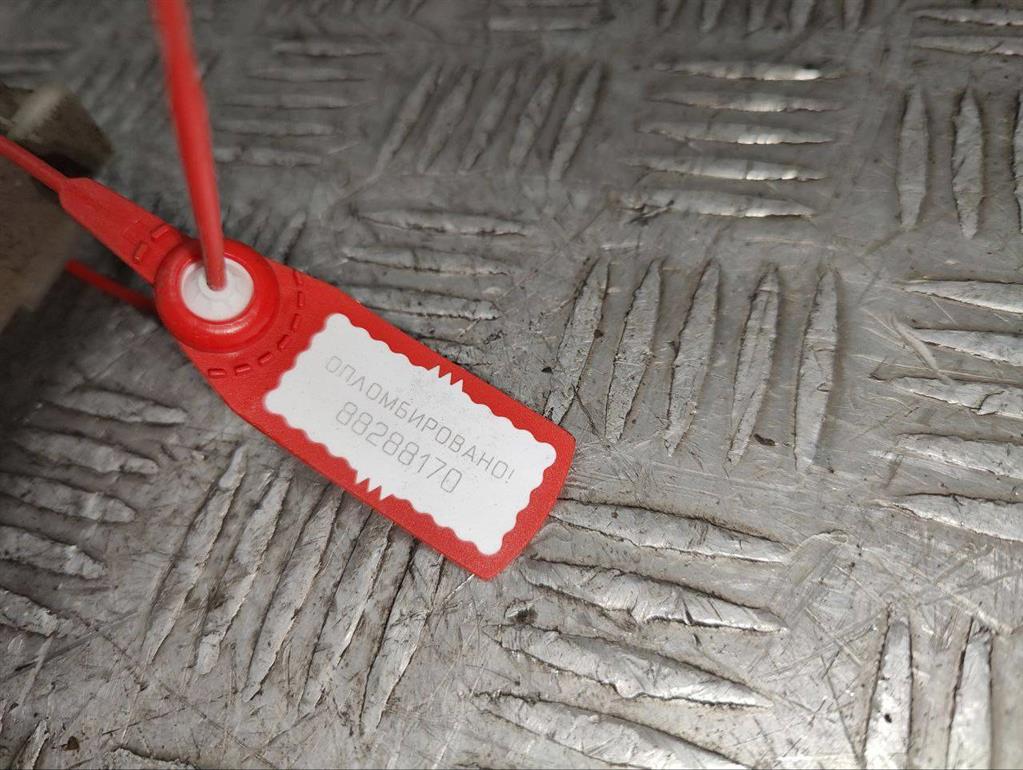 Кнопка открытия стекла багажника