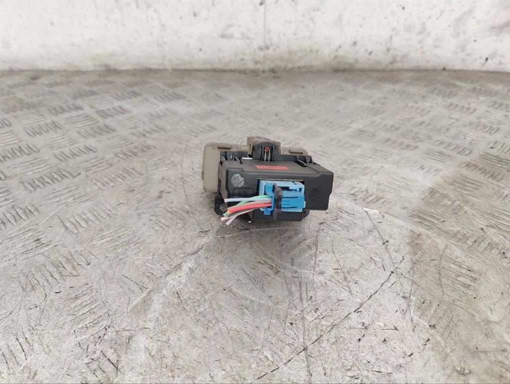 Кнопка ручного тормоза (ручника)