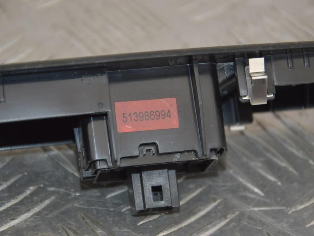 Кнопка стеклоподъемника переднего правого