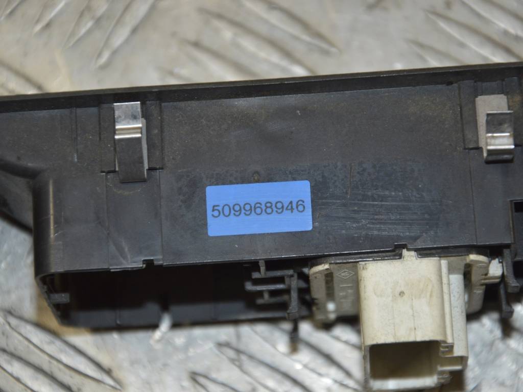 Кнопка стеклоподъемника