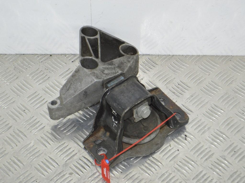 Кронштейн двигателя