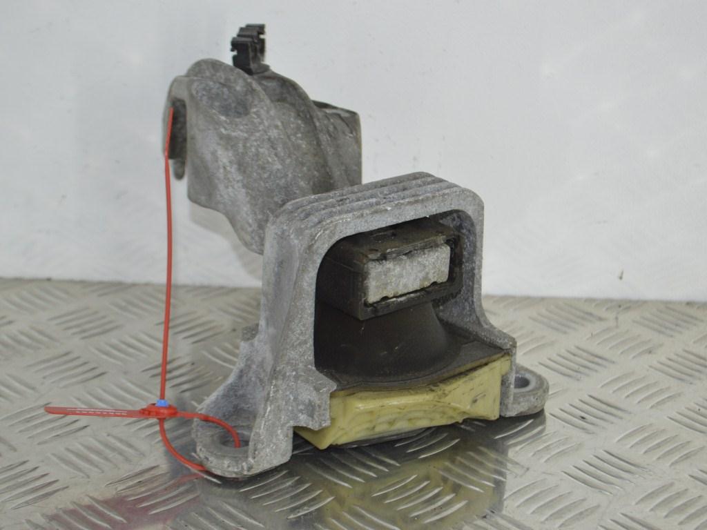 Кронштейн двигателя