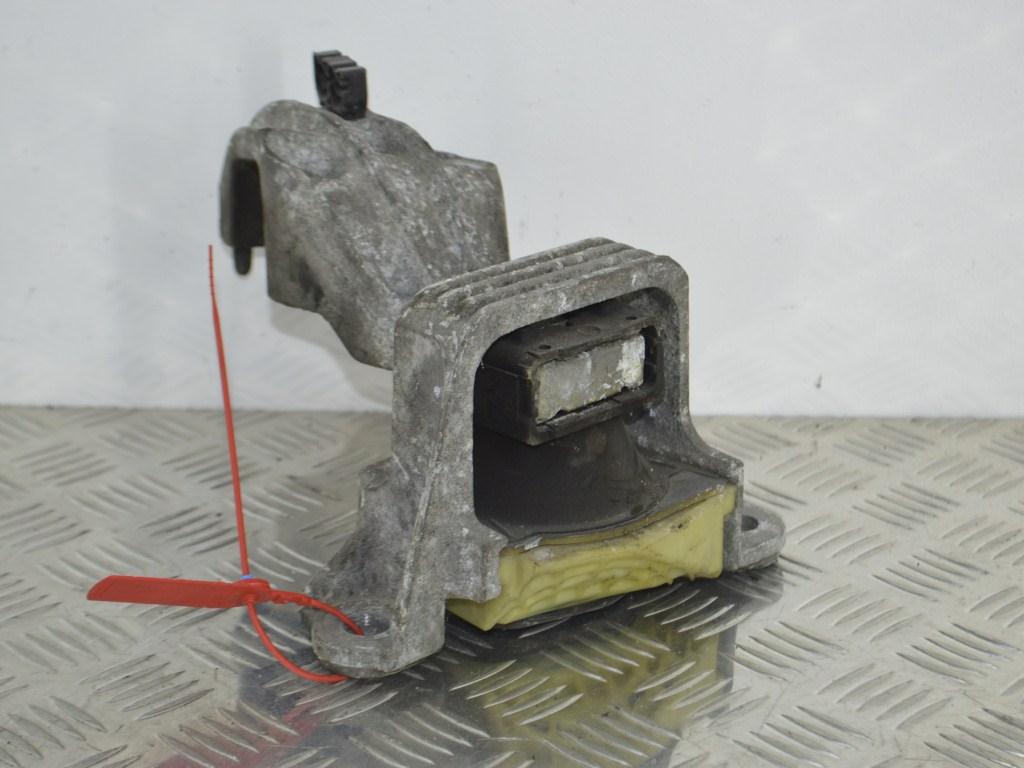 Кронштейн двигателя