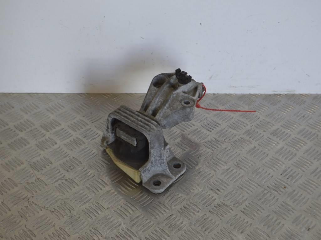 Кронштейн двигателя