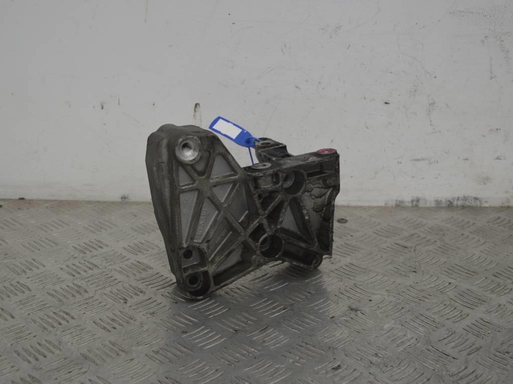 Кронштейн двигателя