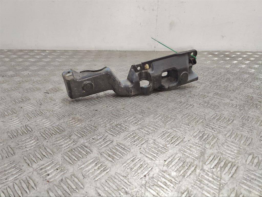 Кронштейн крепления крыла переднего правого