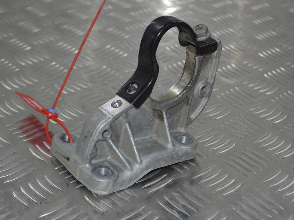 Кронштейн полуоси