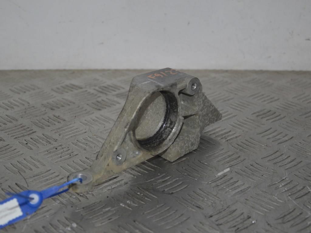 Кронштейн полуоси