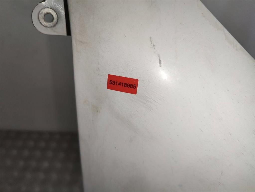 Крыло переднее правое